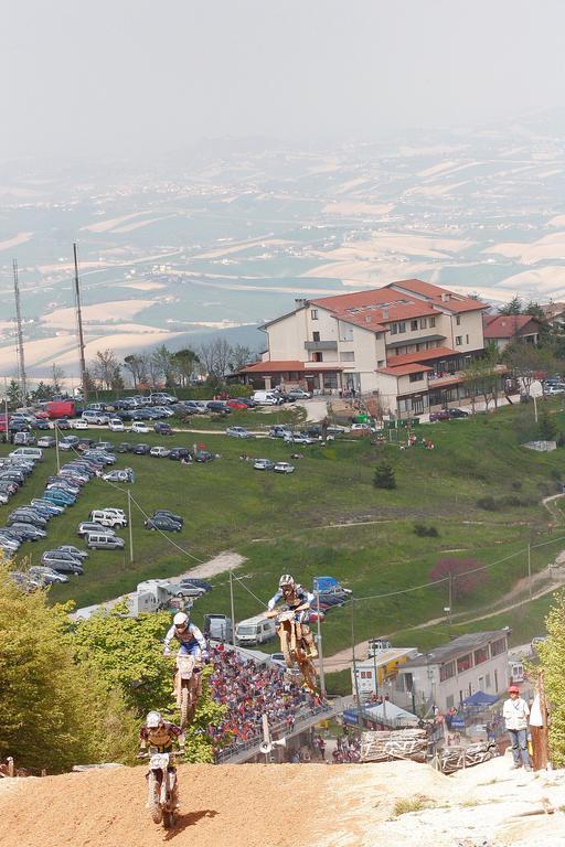 Hotel Tetto Delle Marche - Ristorante Dei Conti Cingoli Exterior foto