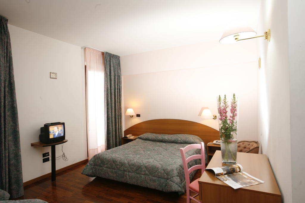 Hotel Tetto Delle Marche - Ristorante Dei Conti Cingoli Habitación foto
